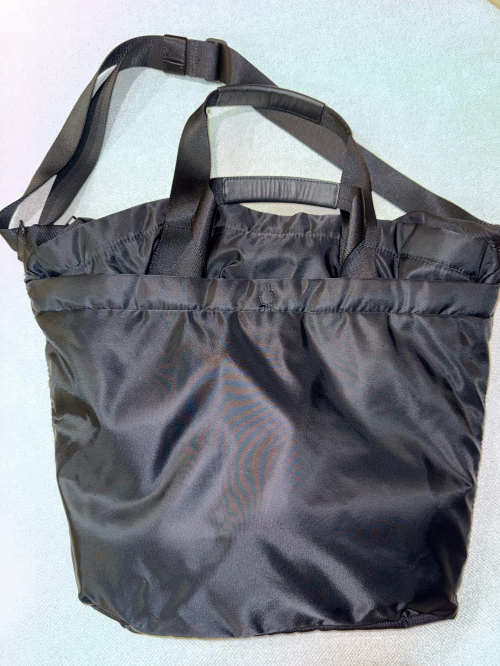 Lululemon Black Weekend Shoulder Bag